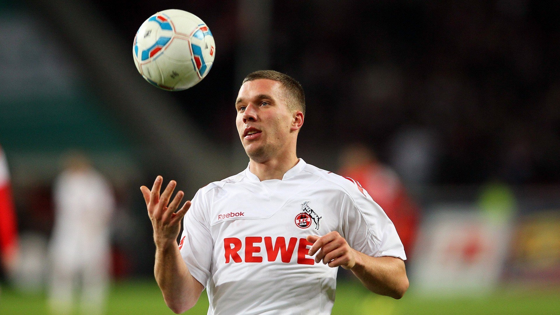 球队视频资料库升级球员可以随时回顾比赛提高学习效率，球队数据